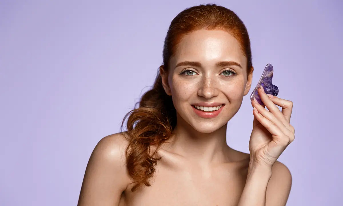 Jak pozbyć się worków pod oczami? Naturalne metody: masaż gua sha, masaż dłońmi i świadoma pielęgnacja