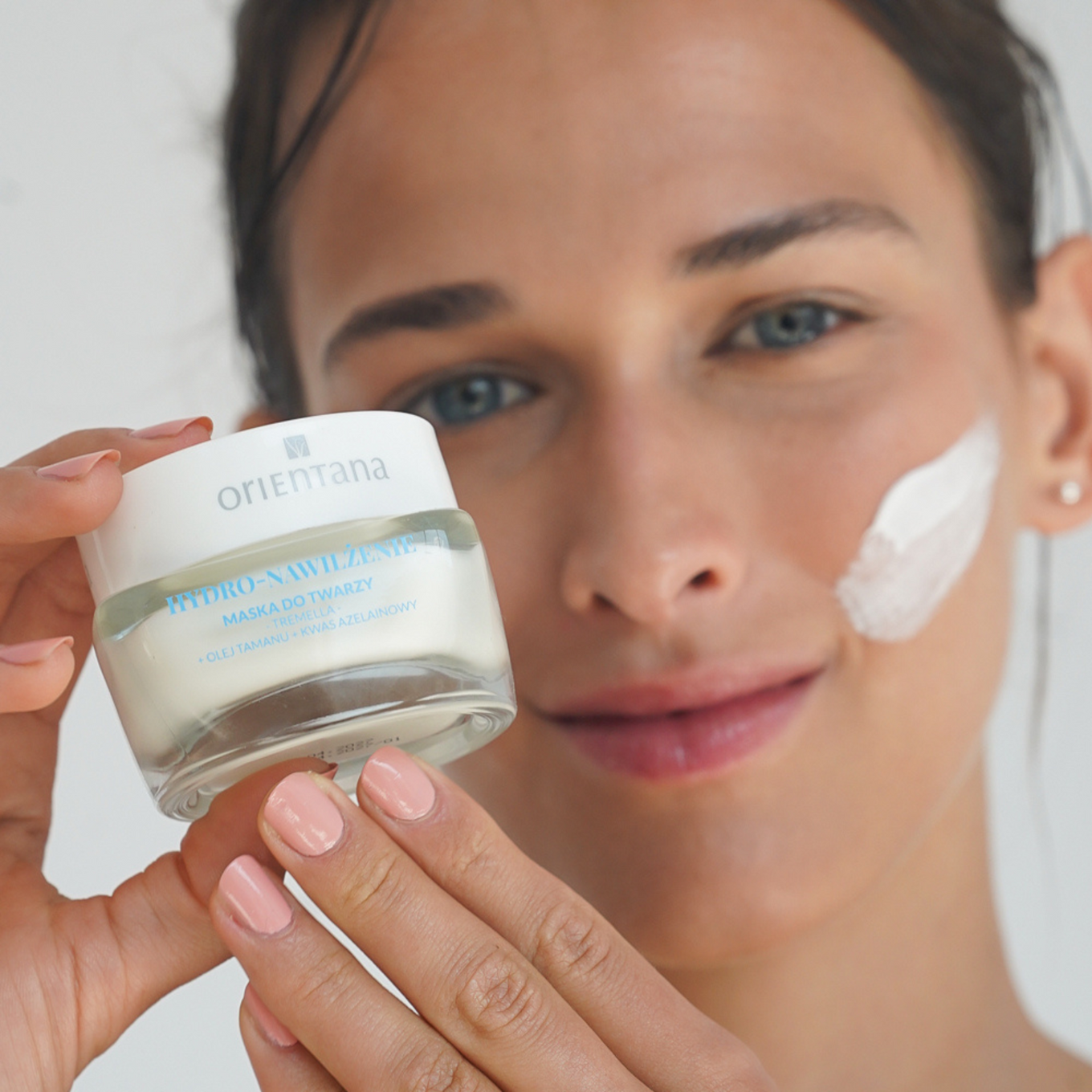 Maska tremella Orientana młoda kobieta nakładająca krem Orientana