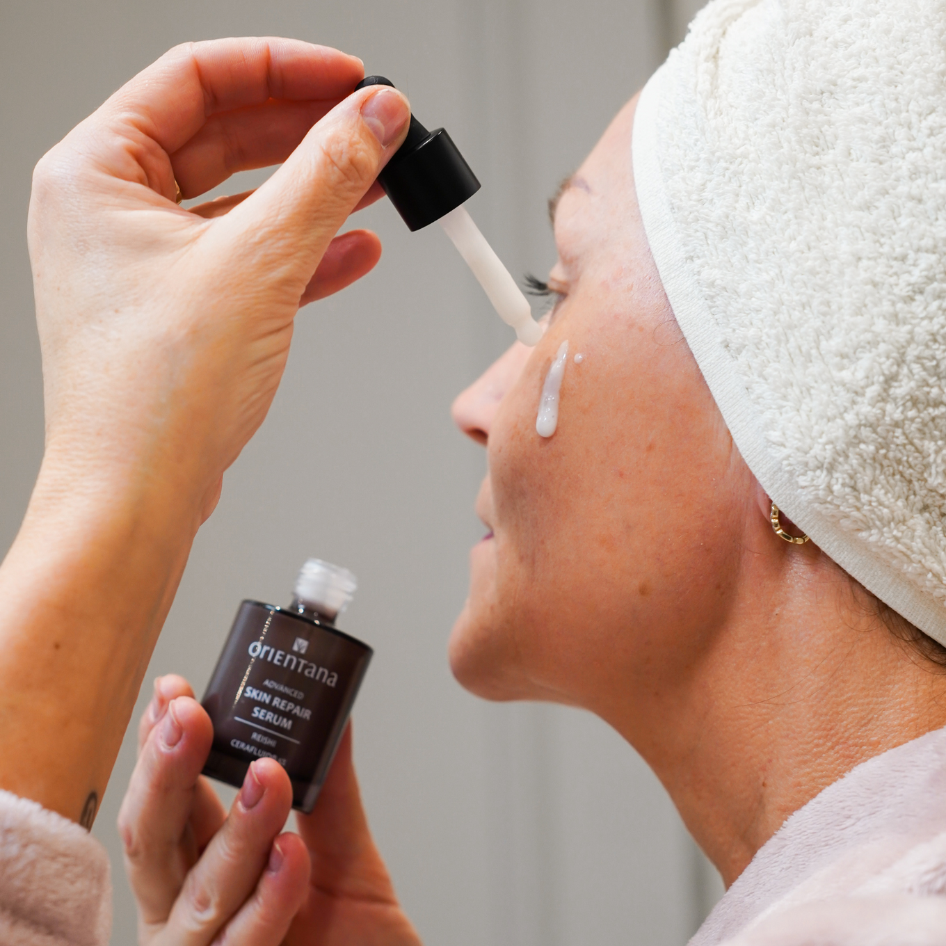 Orientana serum reishi z ceramidami nakładane na twarz