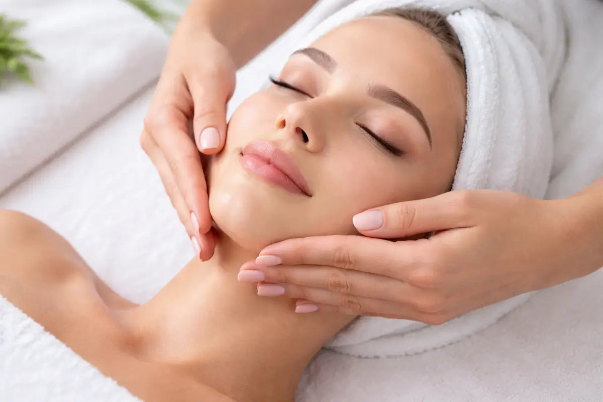 Drenaż limfatyczny twarzy - co to jest, jakie daje efekty i jak zrobić go samodzielnie