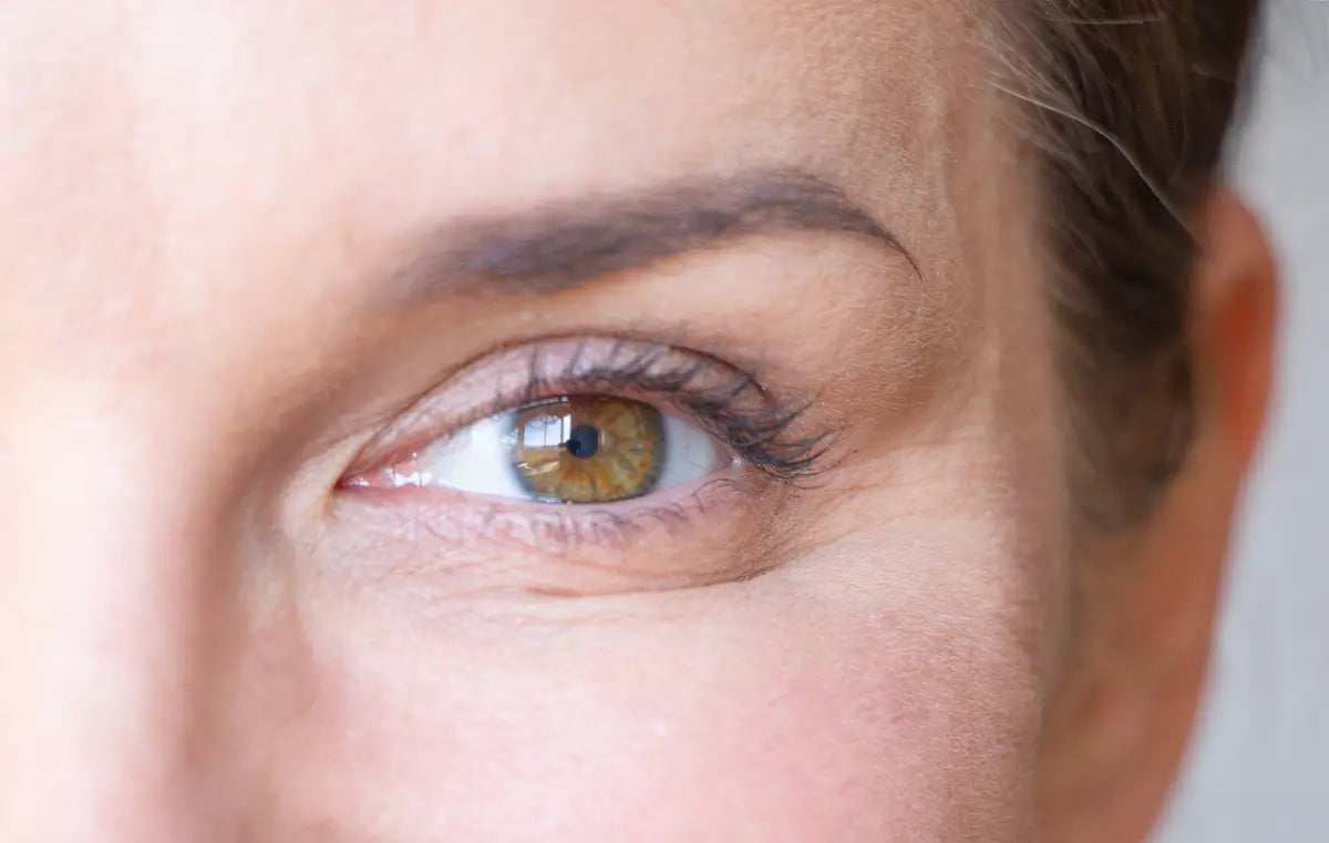 Opadająca powieka - jak ją unieść? Skuteczne sposoby od kosmetologa i wsparcie peptydów EGF