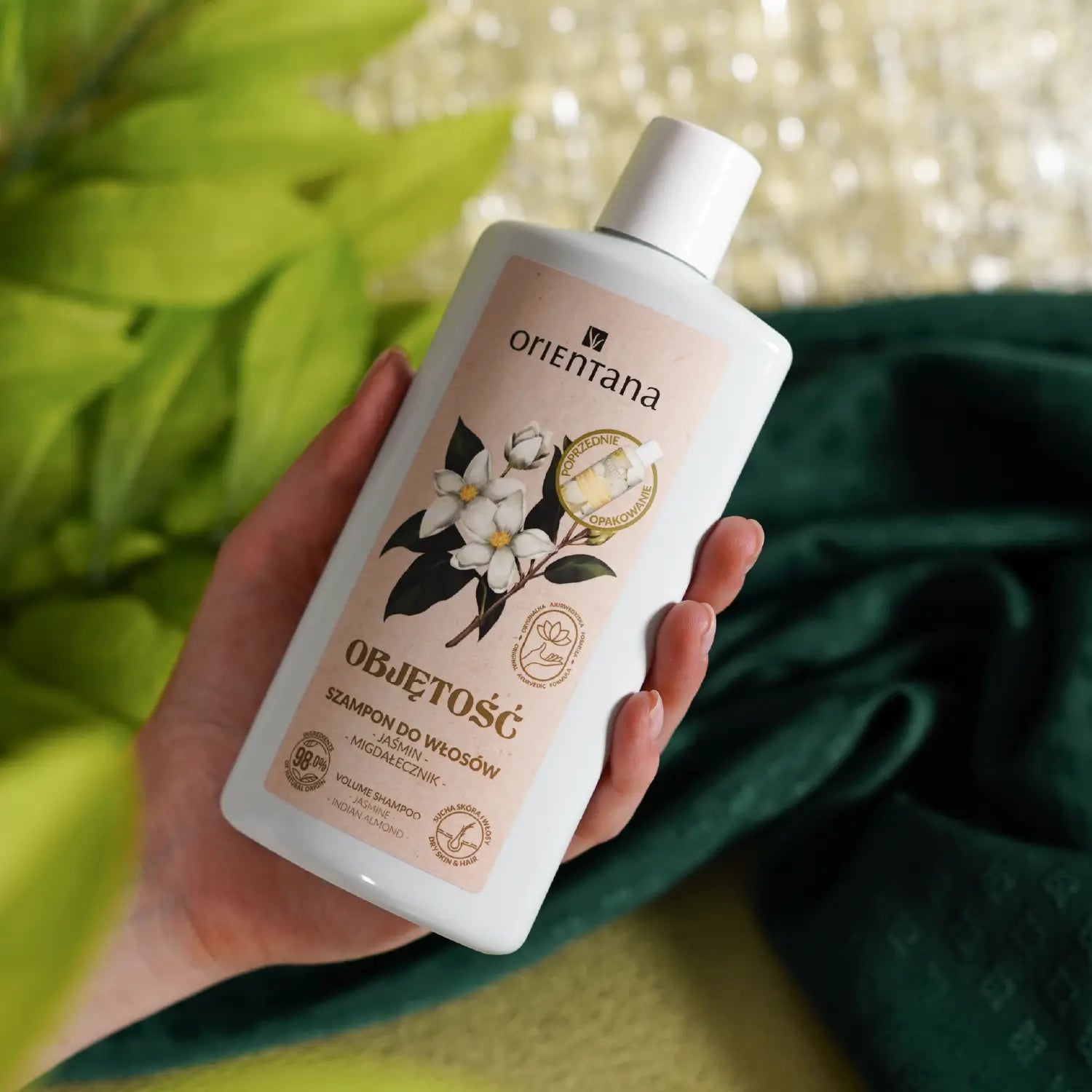 Ajurwedyjski szampon do włosów JAŚMIN i MIGDAŁECZNIK 210 ml - Orientana w dłoni