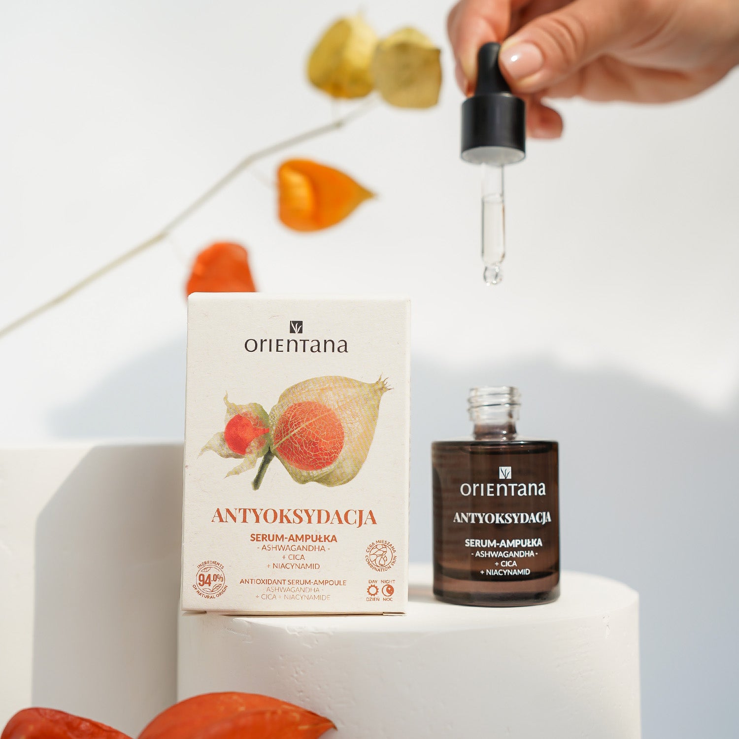Niacynamid i CICA zamknięte w serum w ciemnej butelce ze szklaną pipetą