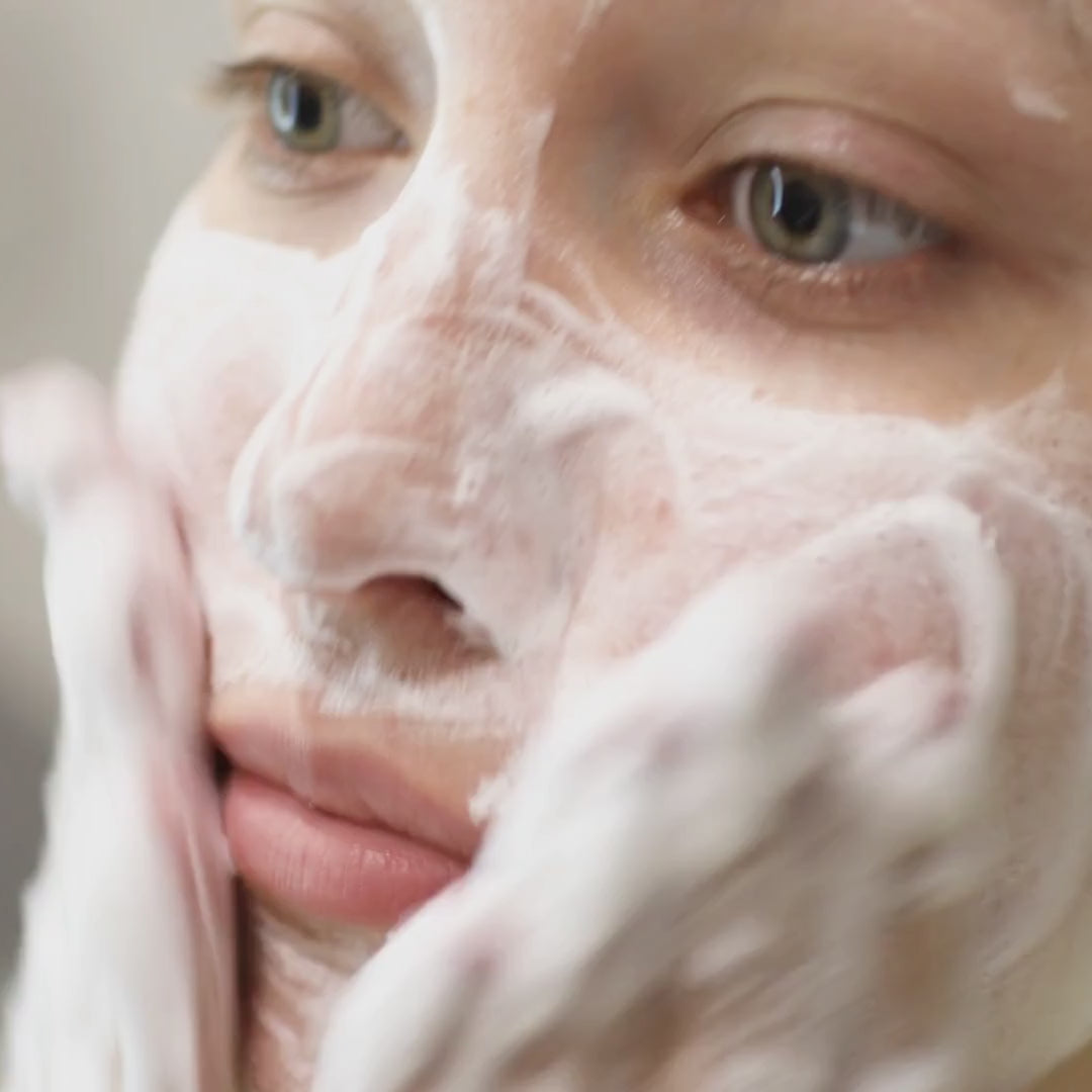 Załaduj wideo: Pianka do mycia twarzy kantola 150 ml